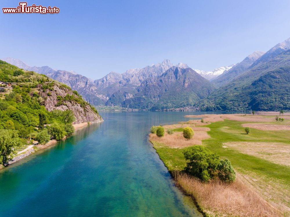 Immagine Il fiume Mera e il lago di Novate Mezzola in Lombardia.