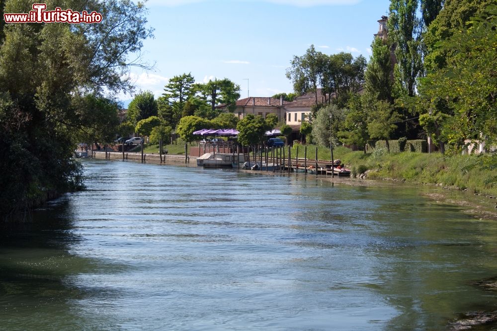 Immagine Il fiume Sile a Treviso, Veneto. Questo fiume di risorgiva del Veneto scorre per 90 chilometri da ovest verso est prima di sfociare nell'Adriatico.