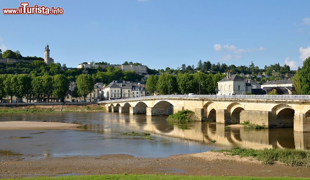 Immagine Il fiume Vienne e il ponte di Chinon in Francia.