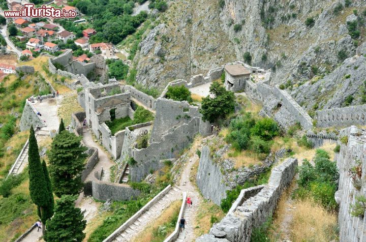 Immagine Il forte di San Giovanni a Cattaro, Montenegro. Circondata da ripidissime montagne che si innalzano per oltre mille metri, Cattaro vanta un sistema difensivo articolato e complesso che ben si adatta ai caratteri morfologici del luogo. Le mura si inerpicano sino a raggiungere il castello di San Giovanni - © Ovchinnikova Irina / Shutterstock.com