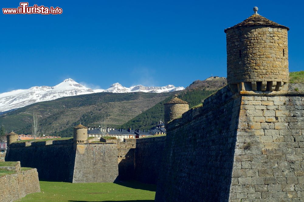 Immagine Il fossato del castello di San Pietro a Jaca, Spagna. Nota come La Ciudadela, questa costruzione a pianta pentagonale fu fatta costruire da Filippo II° nel 1595 su progetto dell'architetto italiano Tiburzio Spannocchi. E' in perfetto stato di conservazione.