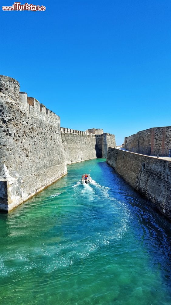 Immagine Il fossato di San Felipe a Ceuta, Spagna. Questo ampio fossato navigabile pieno d'acqua separa l'istmo di Ceuta dal continente e mette in comunicazione le acque dello stretto con quelle del Mediterraneo.