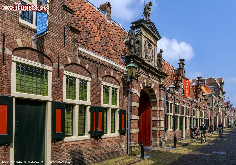 Immagine Il Frans Hals Museum in Groot Heiligland Street a Haarlem, Olanda, in una giornata di sole - © www.hollandfoto.net / Shutterstock.com