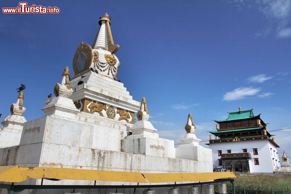 Immagine Il Gandan Monastery a Ulan Bator, Mongolia. Questo monastero buddhista tibetano fu fondato nel 1835 e chiuso dai comunisti nel 1938. Nel '44 è stato però riaperto ed è l'unico in funzione in tutta la Mongolia Popolare.