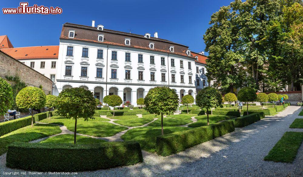 Immagine Il giardino del palazzo di Schaezler a Augusta, Germania. Si tratta di una delle più prestigiose residenze nobiliari cittadine - © Val Thoermer / Shutterstock.com