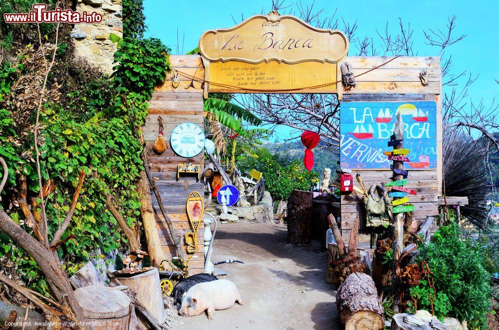 Immagine Il giardino della comunità hippy a Bussana Vecchia, Sanremo, Liguria. Il borgo ospita ancora oggi una delle ultime comunità hippy d'Europa - © maudanros / Shutterstock.com