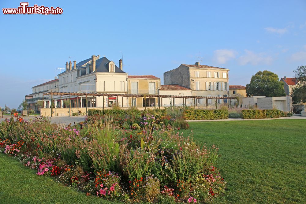 Immagine Il giardino fiorito di piazza della Repubblica a Pons, Francia.