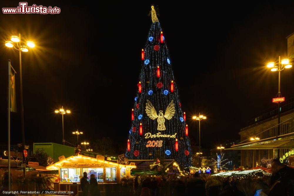 Immagine Il gigante albero di Natale illuminato di notte a Dortmund, Germania. Con i suoi 45 metri di altezza, questo immenso albero è decorato da oltre 40 mila lampadine e viene ospitato in Hansaplatz durante il periodo dei mercatini natalizi - © Peeradontax / Shutterstock.com