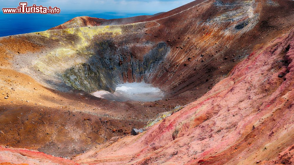 Immagine Il Gran Cratere a Vulcano (Eolie) un edificio vucanico ancora attivo e dai coloratissimi minerali