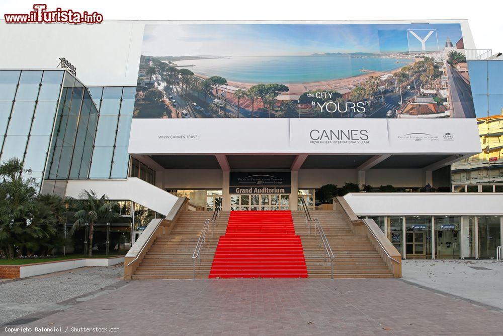 Immagine Il Grand Auditorium di Cannes, Costa Azzurra, Francia. Il celebre tappeto rosso sulla scalinata conduce all'ingresso del Palazzo dei Festival e del Congresso - © Baloncici / Shutterstock.com