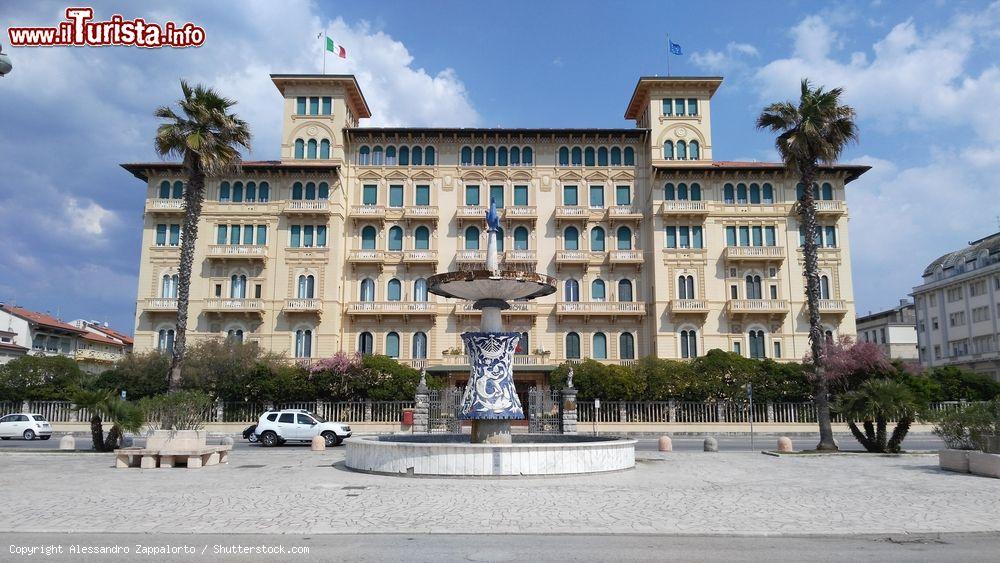 Immagine Il Grand Hotel Royal di Viareggio, Toscana. Dagli inizi del 1900 è il simbolo della villeggiatura e del business della città della Versilia. Sorge sul principale corso cittadino lungo la spiaggia - © Alessandro Zappalorto / Shutterstock.com