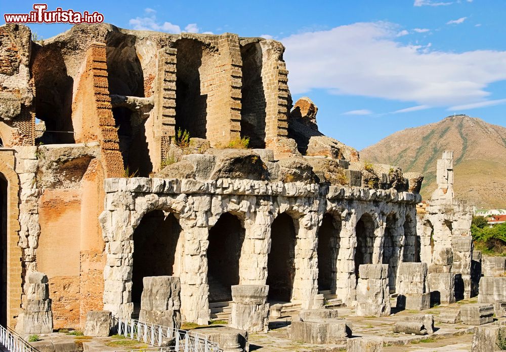Immagine Il grande anfiteatro di Capua, una delle vestigia romane della Campania