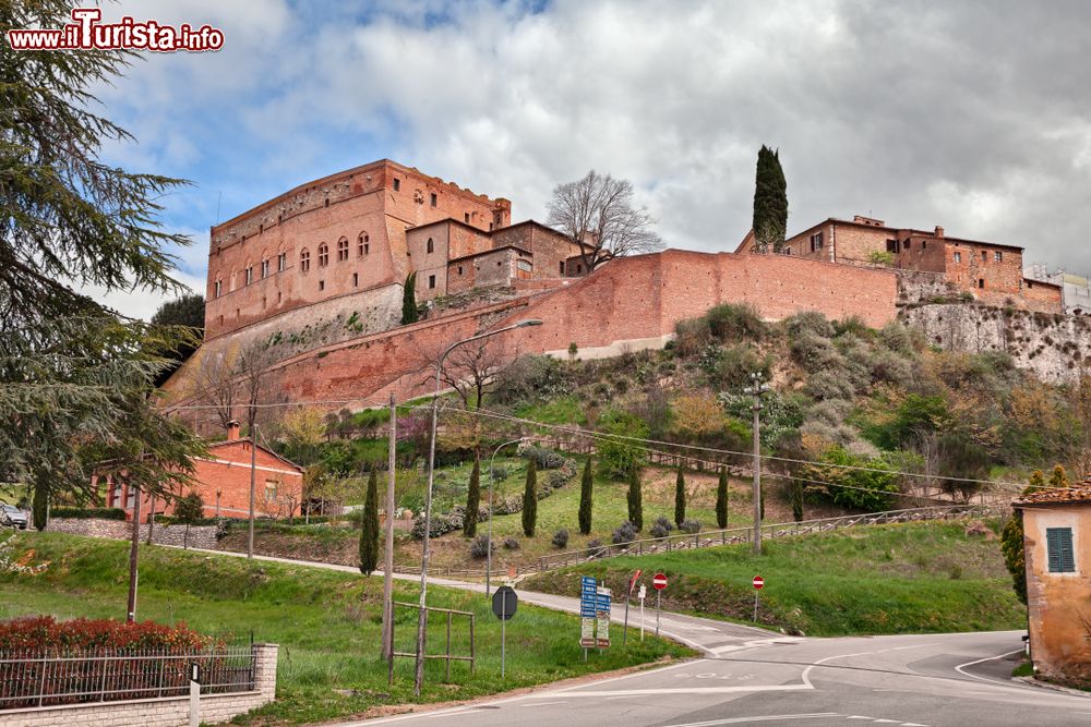 Immagine Il grande castello che domina il borgo toscano di San Giovanni d'Asso sulle Crete Senesi in Toscana
