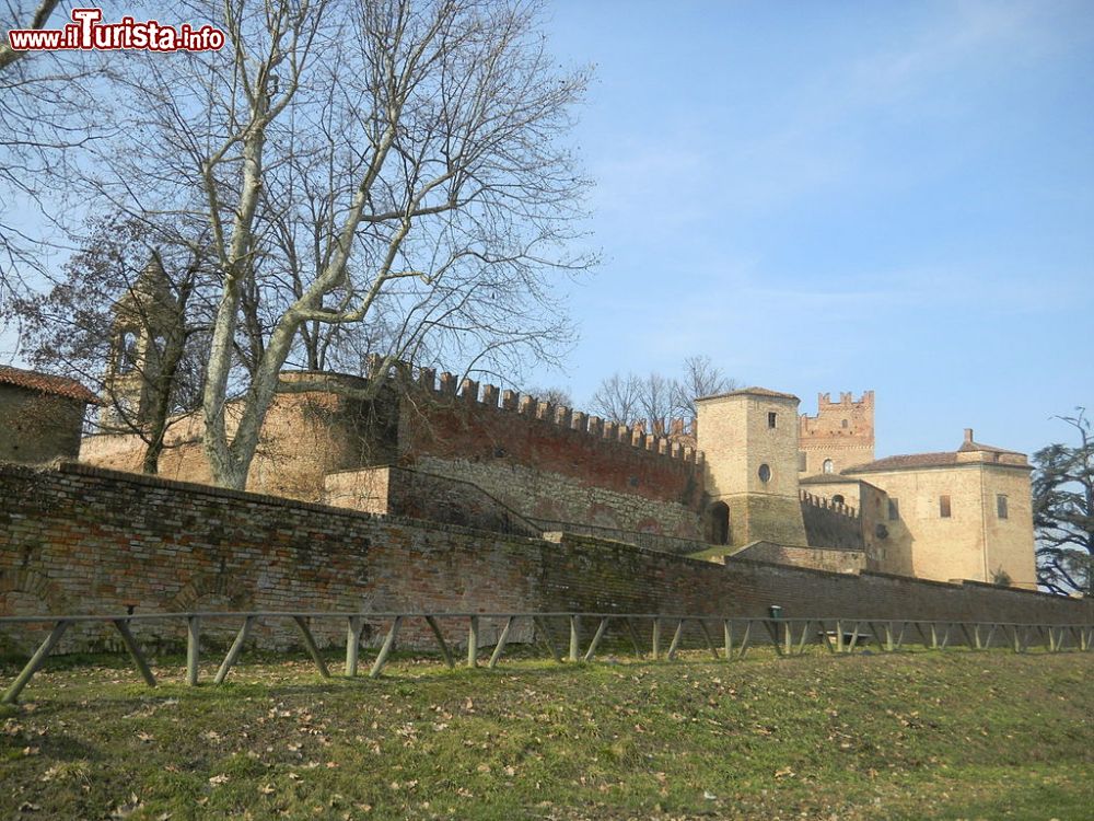 Immagine Il grande Castello di Montemagno in Provincia di Asti in Piemonte - © Luca Ghio - CC BY-SA 3.0, Wikipedia