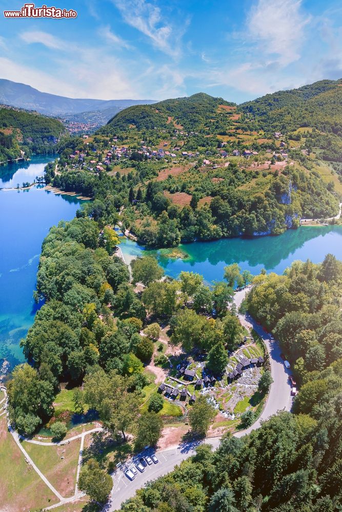 Immagine Il Grande Lago della Pliva dall'alto: uno splendido panorama naturale di Jajce (Bosnia e Erzegovina).