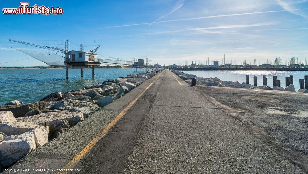 Immagine Il grande molo di Marina di Ravenna, unna bella passaggiata nel cuore dell'Adriatico - © Eddy Galeotti / Shutterstock.com