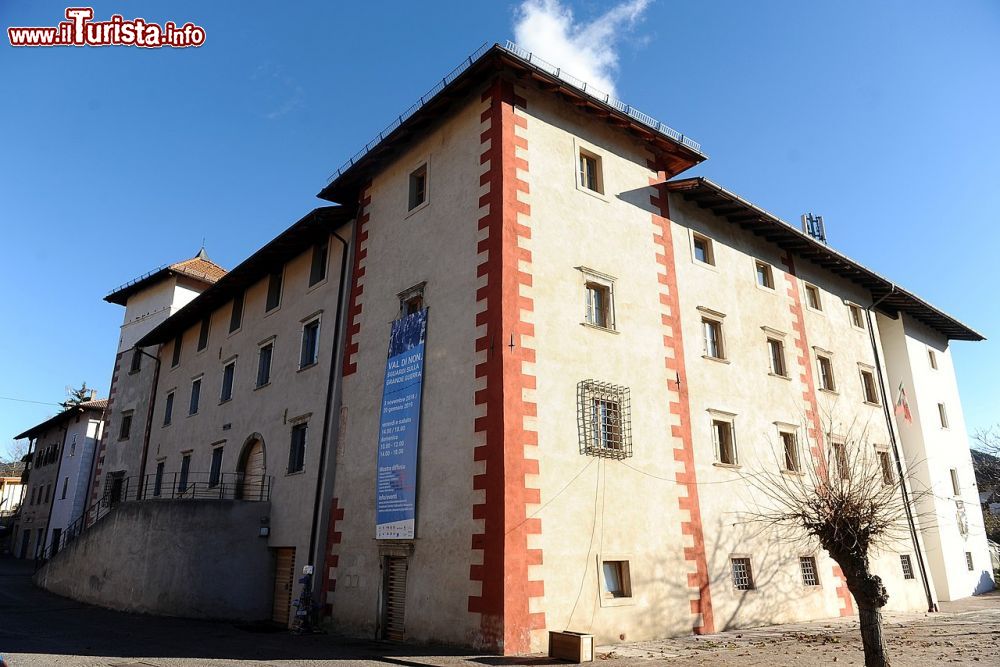 Immagine Il grande Palazzo Aliprandini Laifenthurn a Livo in Trentino Alto Adige - © Niccolò Caranti, CC BY-SA 4.0, Wikipedia