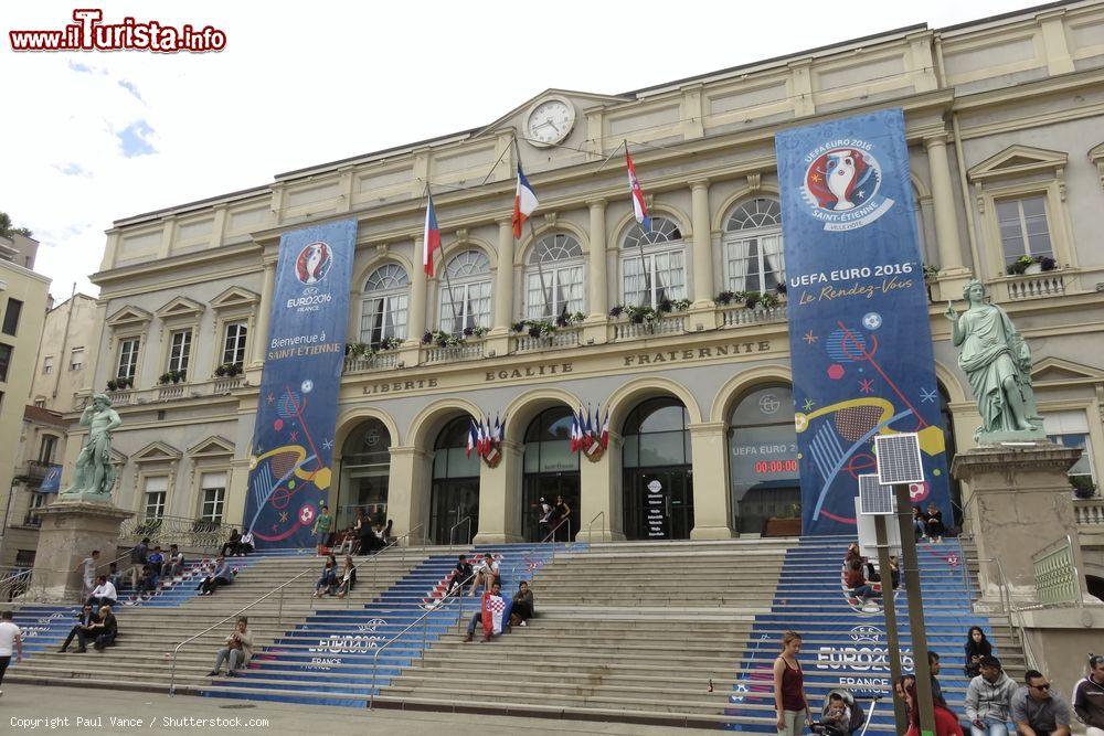 Immagine Il grande Palazzo Municipale di Saint-Etienne, Francia, con la scalinata. Sorge in place de l'Hotel de Ville ed è circonato da case cinquecentesche - © Paul Vance / Shutterstock.com