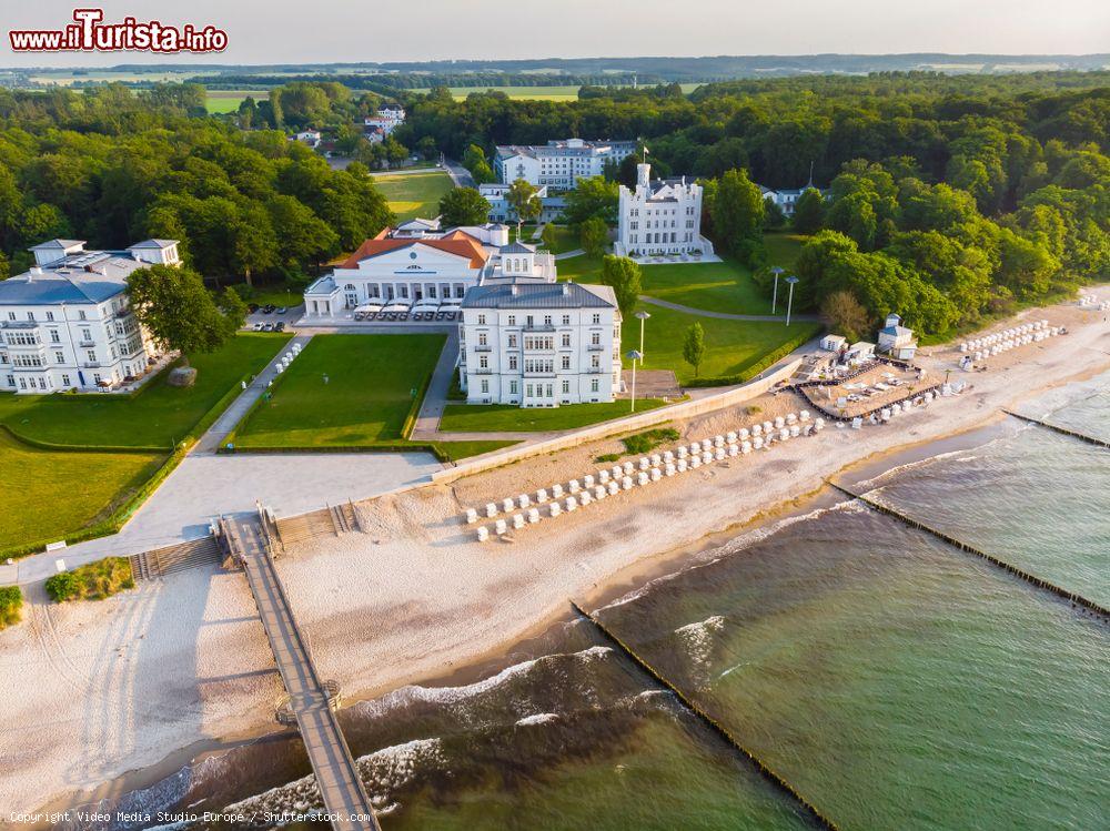 Immagine Il Grandhotel Heiligendamm nei pressi di Doberan, Meclemburgo-Pomerania (Germania). Questo complesso di lusso è costituito da 6 edifici costruiti come stazione balneare fra il 1793 e il 1870 © Video Media Studio Europe / Shutterstock.com