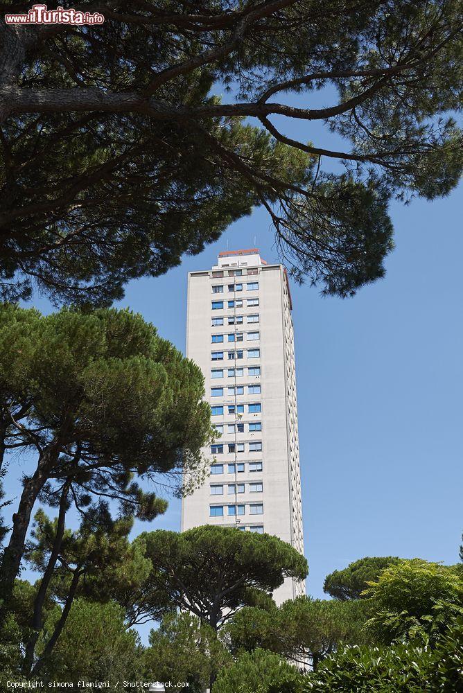 Immagine Il Grattacielo Marinella domina la skyline di Milano Marittima in Romagna - © simona flamigni / Shutterstock.com