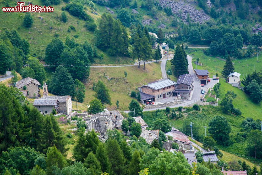 Immagine Il grazioso borgo di Castelmagno, Piemonte: il Comune deve il suo nome al latino castrum magnum per via della grande fortezza che un tempo dominava il territorio.