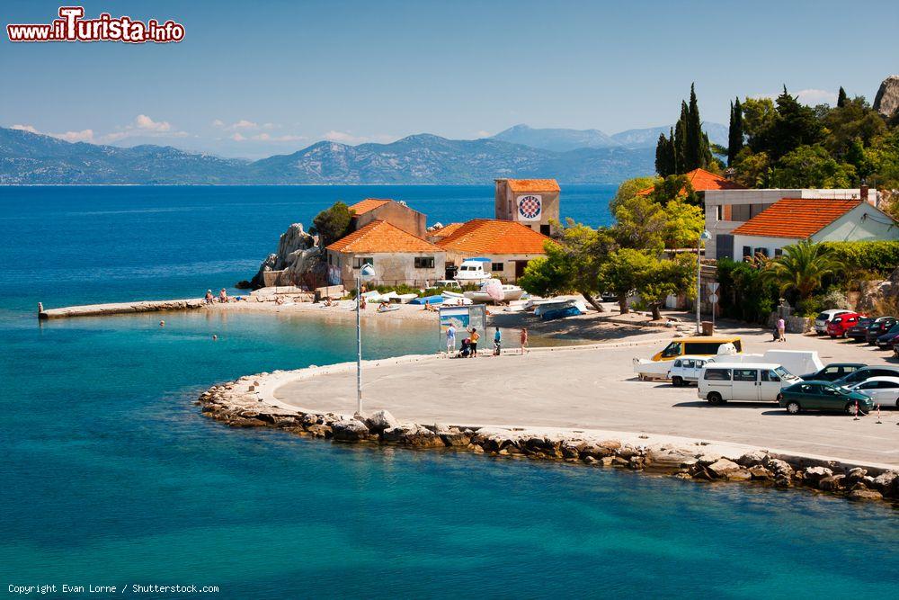 Immagine Il grazioso porto di Trpanj, Croazia. Panorama del mare e del porticciolo cittadino nella penisola di Poljesac - © Evan Lorne / Shutterstock.com