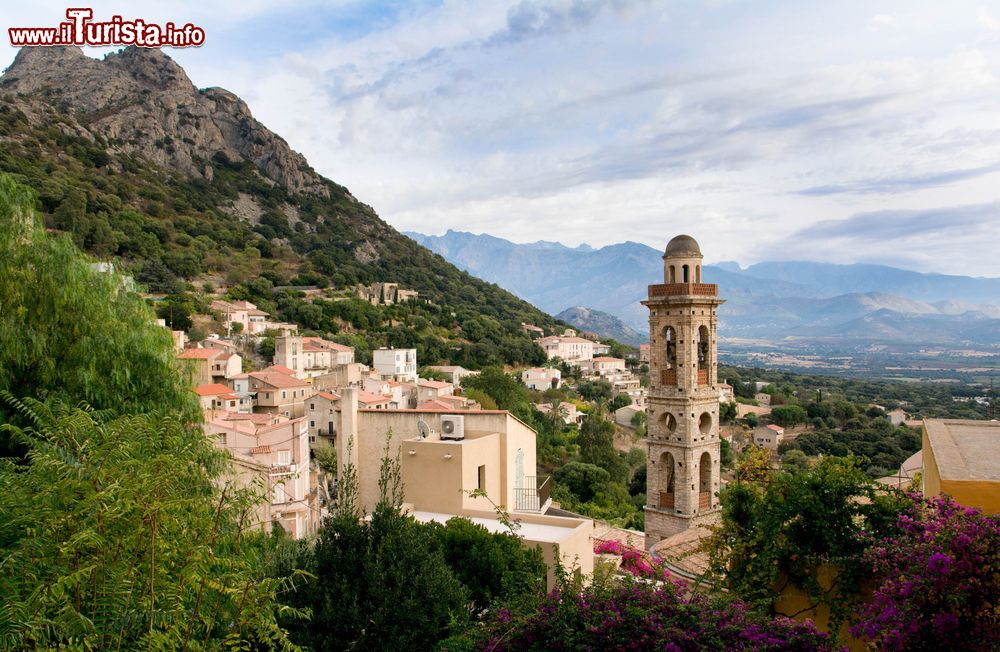 Immagine Il grazioso villaggio di Lumio in Corsica. Abitata sin dal periodo neolitico, questa località è nota per la sua attività agricola e per il vino. Oggi è un importante centro turistico ricco di monumenti e paesaggi mozzafiato.