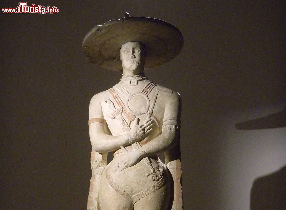 Immagine Il Guerriero di Capestrano al Museo Archeologico Nazionale d'Abruzzo a Chieti - © Elisa Triolo - CC BY-SA 2.0, Wikipedia