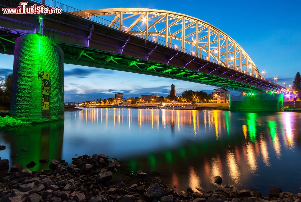 Immagine Il John Frost Bridge illuminato di notte a Arnhem, Olanda.