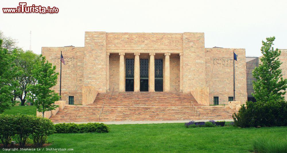 Immagine Il Joslyn Art Museum di Omaha, Nebraska. Inaugurato nel 1931 per volere di Sarah H. Joslyn in onore del marito, l'uomo d'affari George A. Joslyn, è il principale museo di belle arti dello stato del Nebraska - © Stephanie Le / Shutterstock.com