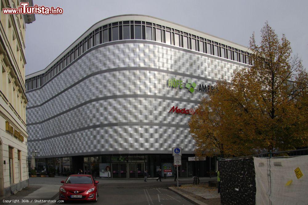 Immagine Il Karstadt Department Store di Lipsia, Germania. Costruito nel 1965, il "Konsument-Warenhaus" ospita negozi e grandi magazzini - © 360b / Shutterstock.com