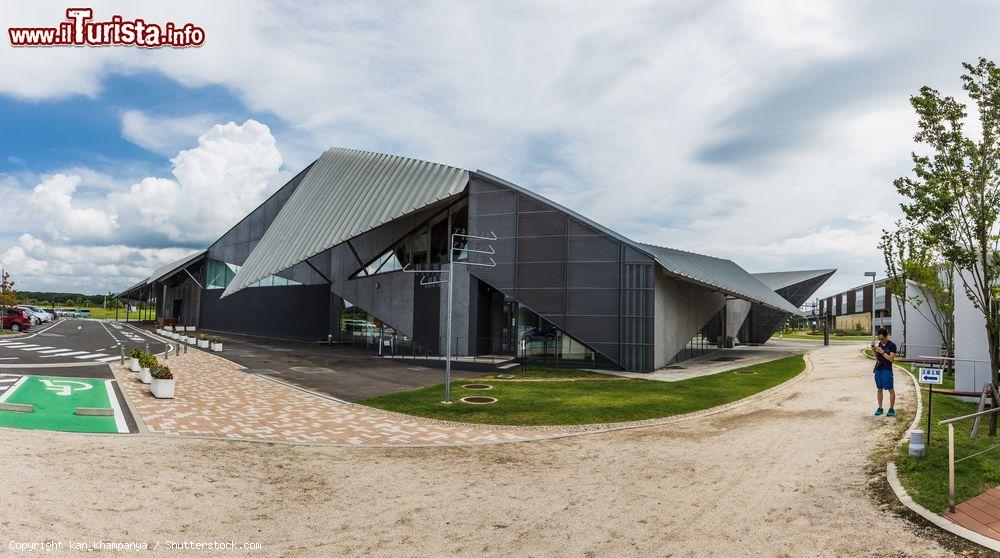 Immagine Il Kyushu Geibun Kan di Fukuoka, Giappone. Questo moderno museo del design e della cultura si ispira alla tradizionale arte giapponese dell'origami - © kan_khampanya / Shutterstock.com