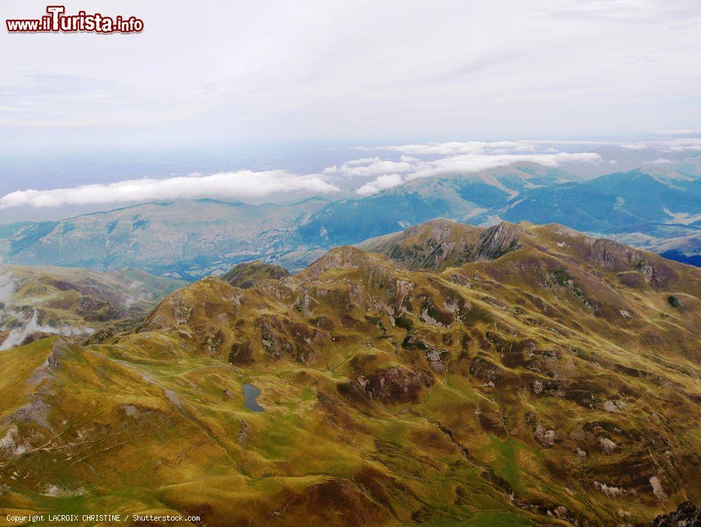 Immagine Il lago Arizes fotografato dall'alto nei Pirenei, Francia, in autunno: siamo nella valle di Bagneres-de-Bigorre - © LACROIX CHRISTINE / Shutterstock.com