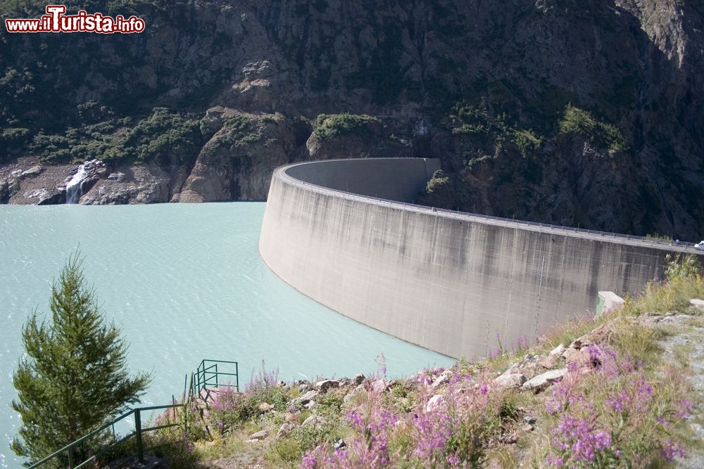 Immagine Il lago artificiale di Place-Moulin a Valpelline, Valle d'Aosta. Formato dalle acque del torrente Buthier, è uno dei più grandi laghi della regione. La diga venne costruita fra il 1955 e il 1965 e raggiunge l'altezza di 155 metri.