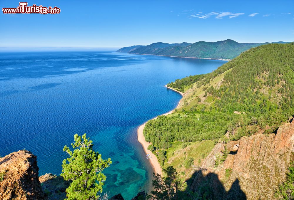 Immagine Il Lago Baikal, nella Regione di Irkutsk, è il lago più profondo del mondo. Situato nel centro-sud della Russia, è una popolare meta balneare in estate, ma è anche un ottimo posto per compiere escursioni nella natura grazie alla fitta rete di sentieri che lo circonda, come il Great Baikal Trail.