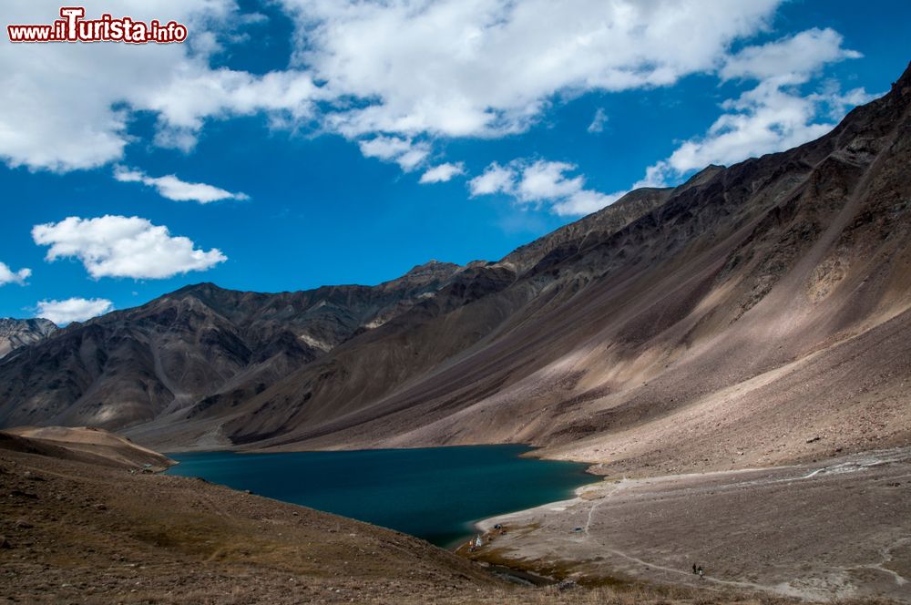 Immagine Il lago Chandratal a Lahual, Himachal Pradesh, India. All prime ore del giorno, per soli 2 minuti, è possibile ammirare una perfetta immagine speculare del bacino naturale riflessa nelle sue acque.