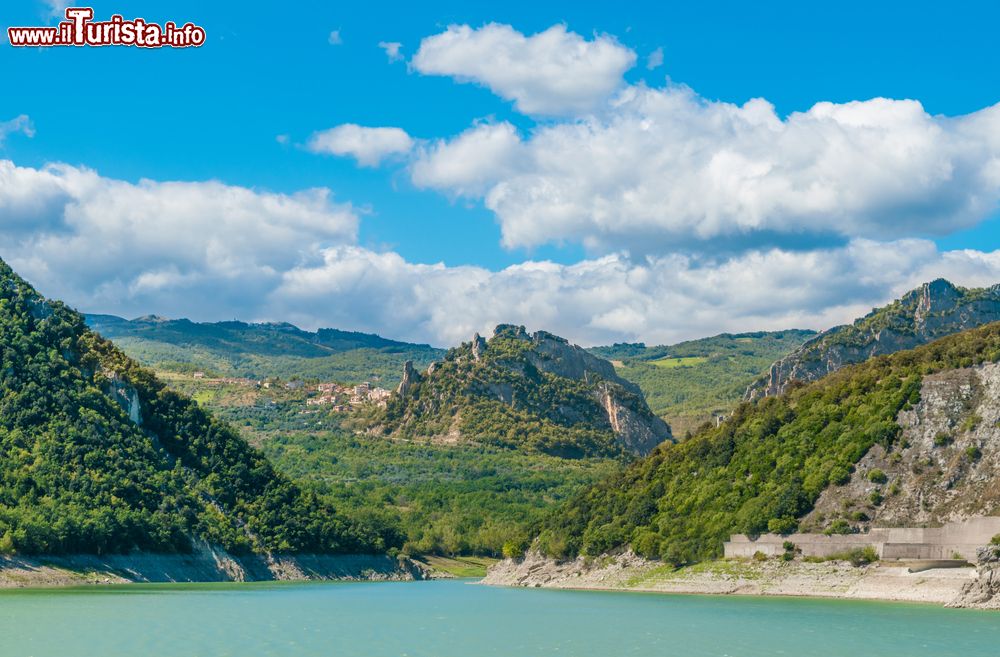 Immagine Il Lago di  Bomba in Abruzzo e sullo sfondo il borgo di Pennadomo