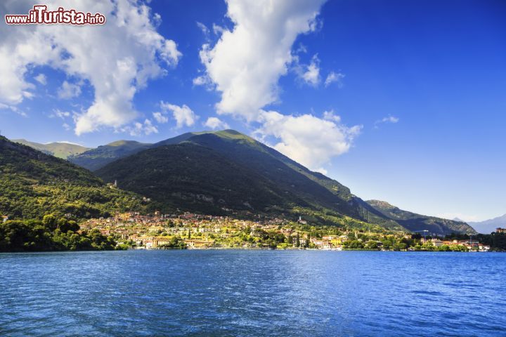 Immagine  Il Lago di Como e la cittadina di Ossuccio - © StevanZZ / Shutterstock.com