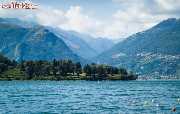 Immagine Il Lago di Como fotografato da Colico, sulla puna nord-orientale del Lario, vicino alla immissione del fiume Adda nel Lago - © Alexandra Thompson / Shutterstock.com