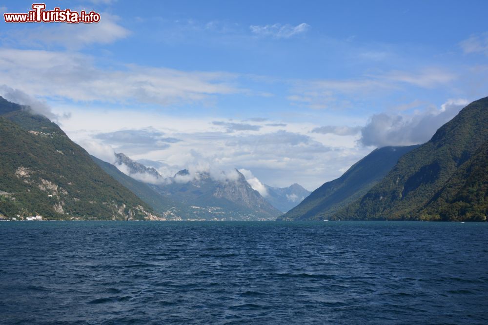 Immagine Il lago di Lugano (Svizzera) visto da una barca. Si è formato al termine dell'ultima glaciazione circa diecimila anni fa.