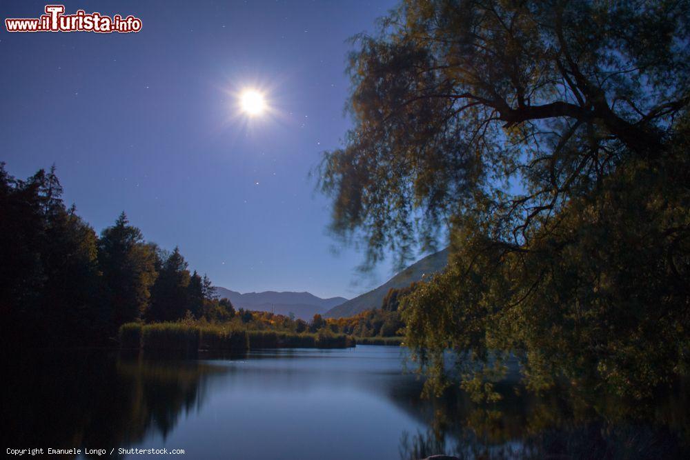 Immagine Il Lago di Varna fotografato in una notte di Luna Piena - © Emanuele Longo / Shutterstock.com