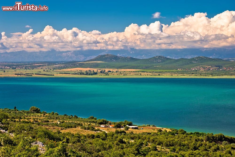 Immagine Il lago di Vransko visto dall'alto, Croazia. Il bacino, che prende il nome dall'omonimo villaggio situato nei pressi della sponda sud orientale, è stato dichiarato osservatorio ornitologico.