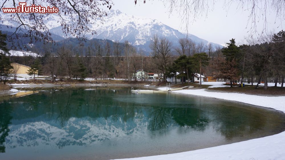 Immagine Il lago di Weisslahn si trova vicino a Terfen in Tirolo, Austria occidentale.