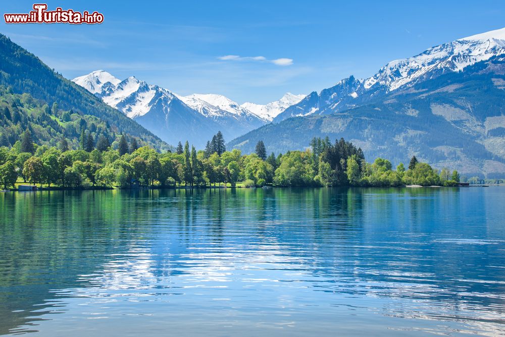 Immagine Il lago di Zell a Zell-am-See con le montagne innevate sullo sfondo, Austria. Si trova a 757 metri di altitudine e raggiunge una profondità di 69 metri.