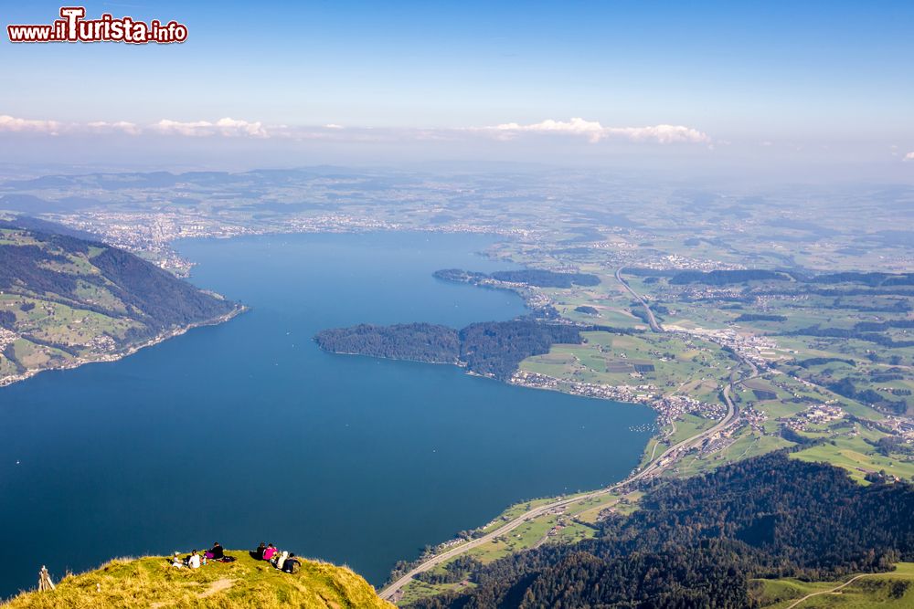 Immagine Il lago di Zugo visto dall'alto, Svizzera: si trova al centro del paese fra quello di Lucerna e di Zurigo. Si estende per circa 14 km fra Arth e la baia di Cham-Zug. Il lago ha una superficie di 39 km2 e una profondità massima di 200 metri.