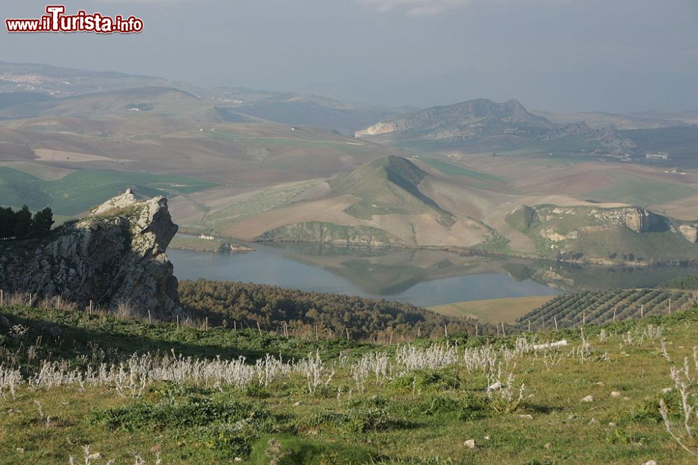 Immagine Il Lago Garcia da Rocca di Entella in Sicilia, Valle del Belice - © Davide Mauro, CC BY-SA 4.0, Wikipedia