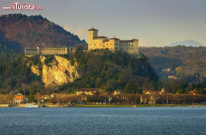 Immagine Il Lago Maggiore e la costa di Angera con l'inconfondibile Rocca Borromeo che domina il paesaggio - © Roberto Binetti / Shutterstock.com