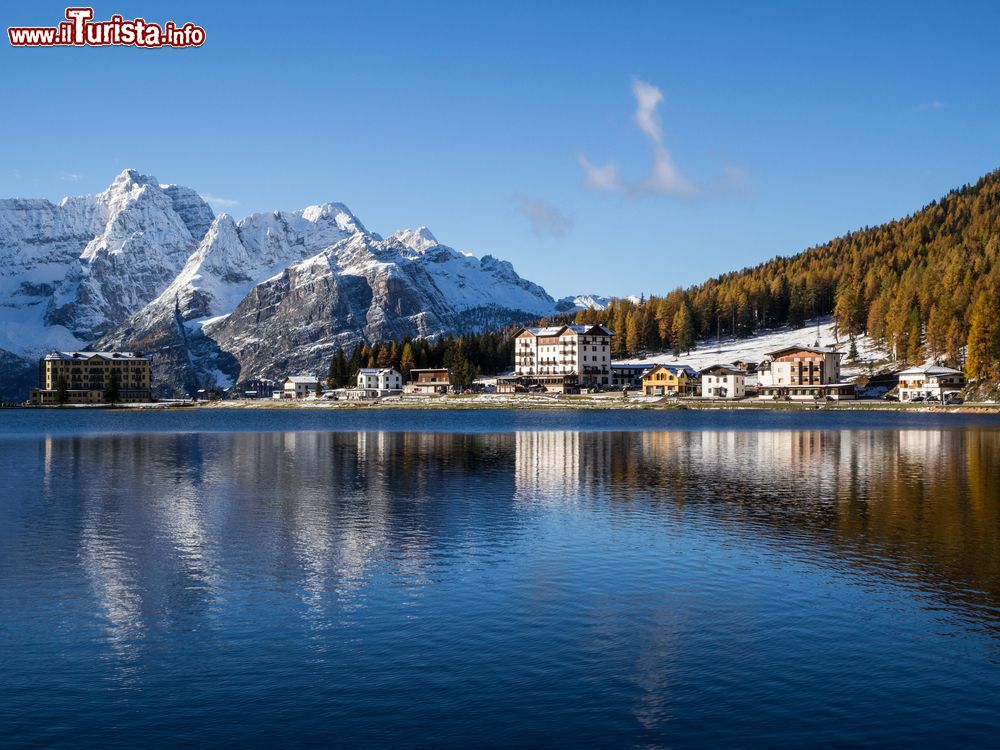 Immagine Il lago Misurina nell'omonima frazione di Auronzo di Cadore, Belluno, Veneto: una suggestiva immagine invernale del più grande bacino naturale del Cadore.