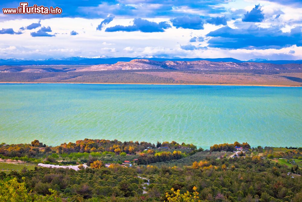 Immagine Il lago Vransko fotografato dall'aereo, Pakostane, Croazia: è circondato da monti che raggiungono un'altezza massima di 400 metri.