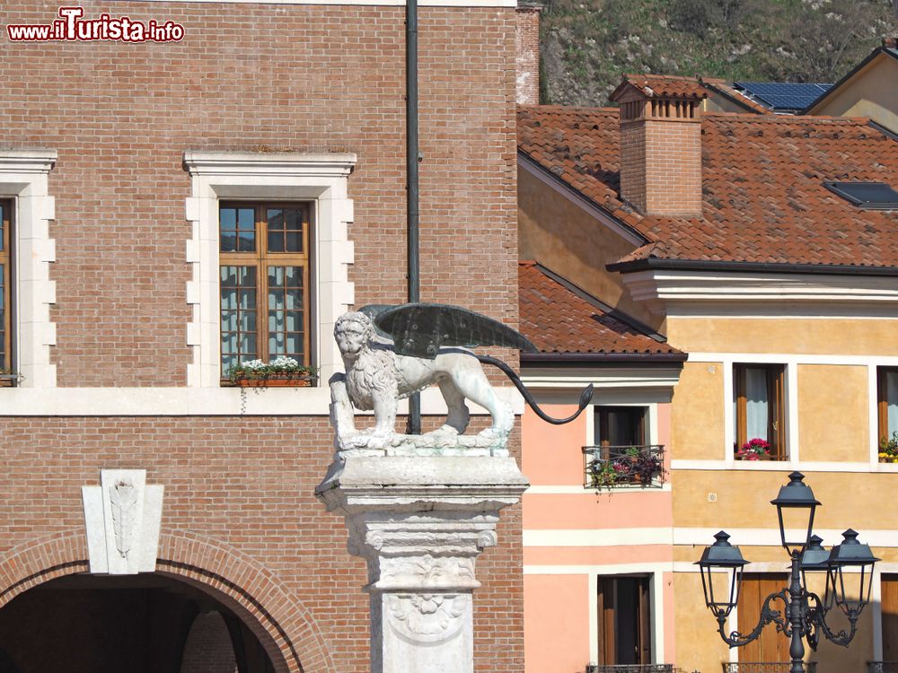 Immagine Il Leone di San Marco su una colonna nel centro di Marostica, Veneto: è il simbolo della presenza di Venezia in differenti edifici e monumenti della cittadina. 
 